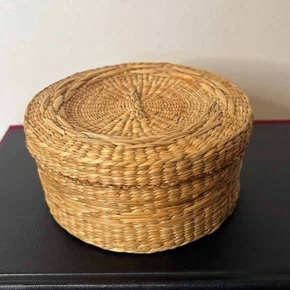 Woven Vintage Chinese Lidded Basket in Natural Straw - Picture 3 of 9